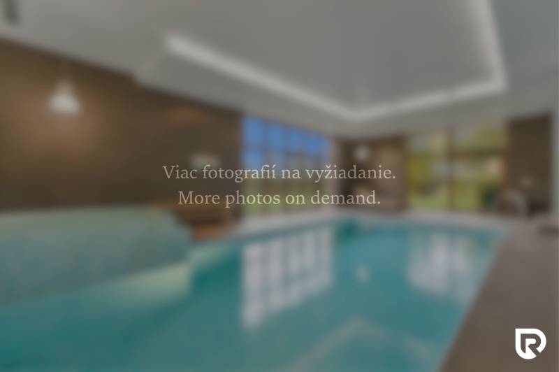 Nadštandardná 6-izbová vila v prominentnej lokalite - Bazén vo vile, miestnosť s príjemným osvetlením a výhľadom na záhradu.