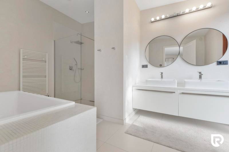 Nadštandardná 6-izbová vila v prominentnej lokalite - Kúpeľňa vo vile s vaňou, sprchou, dvojitým umývadlom a dvoma zrkadlami.