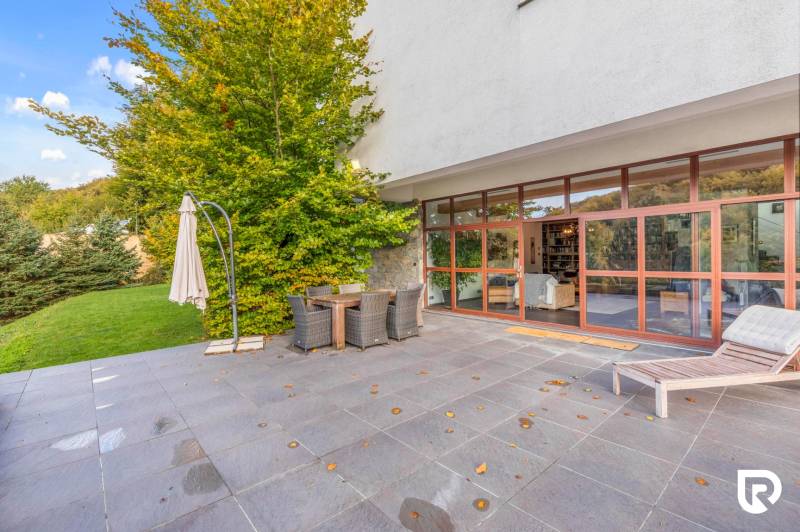 Nadštandardná 6-izbová vila v prominentnej lokalite - Terasa pri vile na Karpatskej ulici v Marianke s vonkajším sedením a zeleňou.