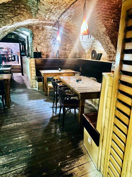 Na prenájom, odstúpenie reštaurácia, Bratislava, Centrum, Sedlárska ul - Kamenné steny a podlaha s dreveným dekorom vytvárajú útulnú atmosféru v gastro priestoroch.