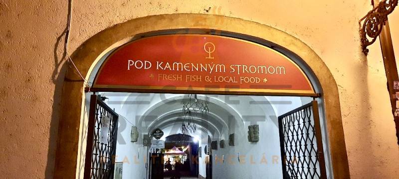 Na prenájom, odstúpenie reštaurácia, Bratislava, Centrum, Sedlárska ul - Vstup do gastro priestorov na Sedlárskej ulici v historickom jadre Bratislavy.