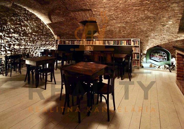 Na prenájom, odstúpenie reštaurácia, Bratislava, Centrum, Sedlárska ul - Interiér gastro priestoru s kamennými stenami, podlaha s dreveným dekorom, knižnica.