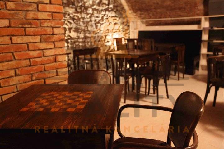 Na prenájom, odstúpenie reštaurácia, Bratislava, Centrum, Sedlárska ul - Rustikálne gastro priestory s kamennými stenami a podlahou s dreveným dekorom.