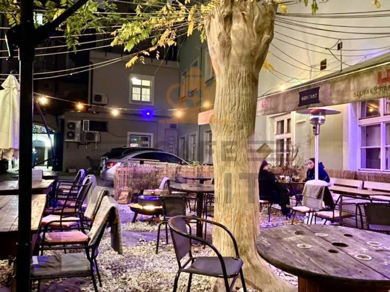 Na prenájom, odstúpenie reštaurácia, Bratislava, Centrum, Sedlárska ul - Exteriér Gastro priestory na Sedlárskej ulici v Bratislave - Historické jadro s dreveným sedením.