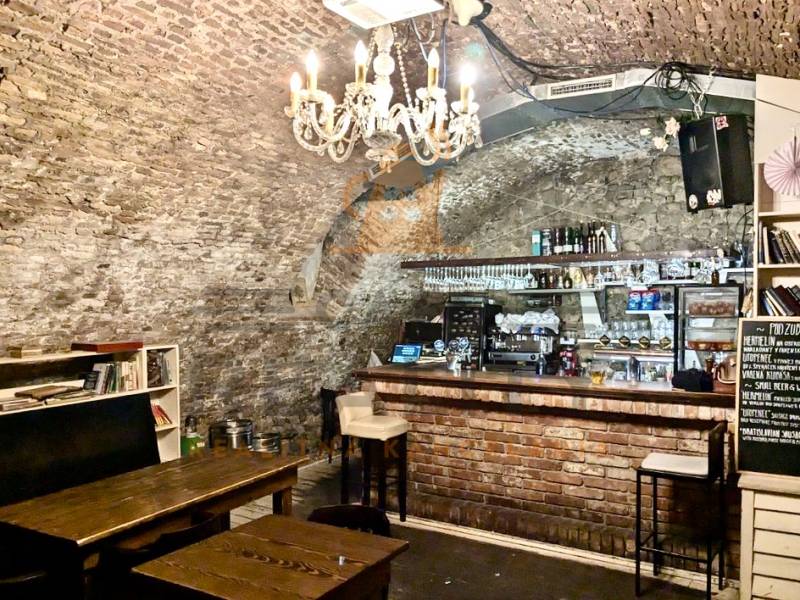 Na prenájom, odstúpenie reštaurácia, Bratislava, Centrum, Sedlárska ul - Starožitný štýl v Gastro priestoroch s tehličkovým barom a knihami pod lusterom.