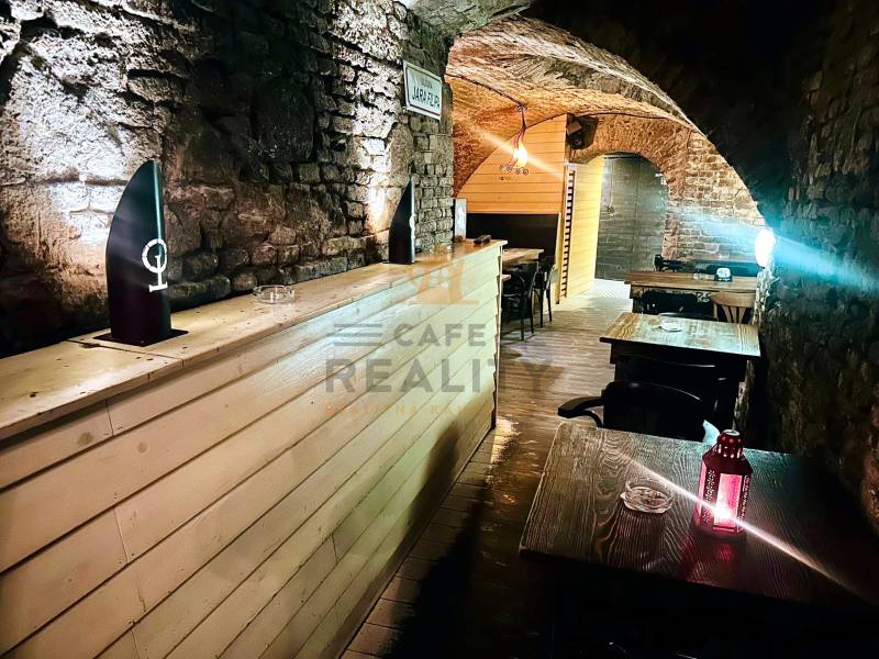 Na prenájom, odstúpenie reštaurácia, Bratislava, Centrum, Sedlárska ul - Kamenné steny a oblúky v gastro priestoroch s podlahou s dreveným dekorom.