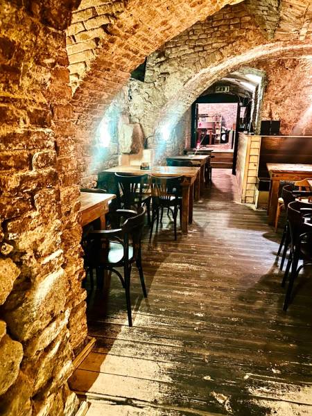 Na prenájom, odstúpenie reštaurácia, Bratislava, Centrum, Sedlárska ul - Kamenné oblúky, drevené stoly a podlaha s dreveným dekorom v gastro priestoroch.