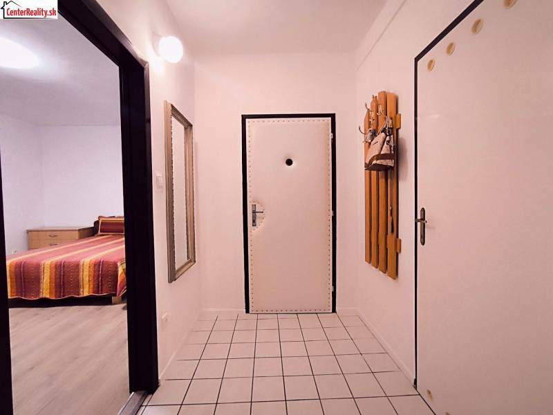 ‼️  PRENÁJOM  - 2 IZBOVÉHO BYTU, PARTIZÁNSKE SÍDLISKO ŠÍPOK ‼️ - Chodba v 2-izbovom byte s bielymi stenami, dlažbou a zrkadlom.