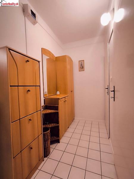 ‼️  PRENÁJOM  - 2 IZBOVÉHO BYTU, PARTIZÁNSKE SÍDLISKO ŠÍPOK ‼️ - Chodba v 2-izbovom byte s dlažbou a dreveným nábytkom.