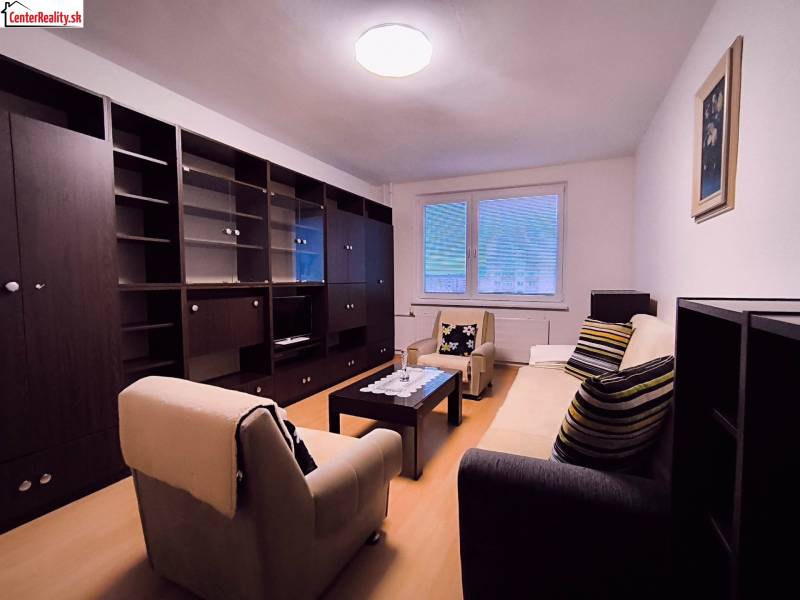 ‼️  PRENÁJOM  - 2 IZBOVÉHO BYTU, PARTIZÁNSKE SÍDLISKO ŠÍPOK ‼️ - Obývacia izba s pohovkou, kreslami, konferenčným stolíkom a zostavou v 2-izbovom byte.
