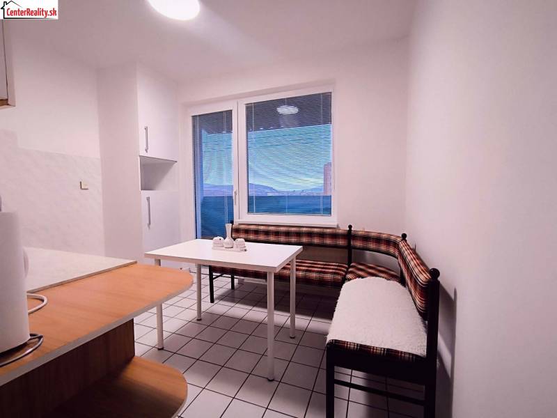 ‼️  PRENÁJOM  - 2 IZBOVÉHO BYTU, PARTIZÁNSKE SÍDLISKO ŠÍPOK ‼️ - Kuchyňa s rohovou lavicou, stolom a oknom v 2-izbovom byte.