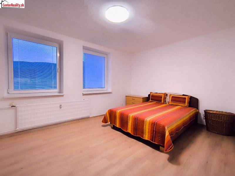 ‼️  PRENÁJOM  - 2 IZBOVÉHO BYTU, PARTIZÁNSKE SÍDLISKO ŠÍPOK ‼️ - Spálňa v 2-izbovom byte s dvojlôžkom, podlahou s dreveným dekorom a jednoduchým nábytkom.