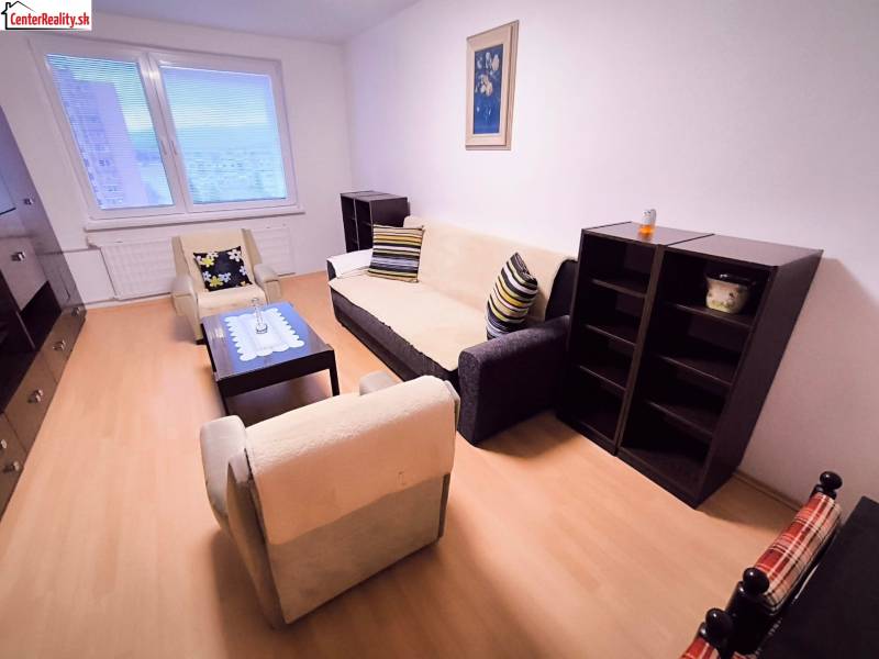 ‼️  PRENÁJOM  - 2 IZBOVÉHO BYTU, PARTIZÁNSKE SÍDLISKO ŠÍPOK ‼️ - Obývacia izba v 2-izbovom byte s pohodlným sedením a podlahou s dreveným dekorom.