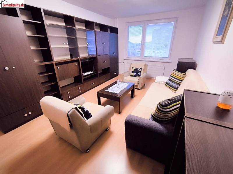 ‼️  PRENÁJOM  - 2 IZBOVÉHO BYTU, PARTIZÁNSKE SÍDLISKO ŠÍPOK ‼️ - Obývacia izba v 2-izbovom byte so sedačkou, kreslami a nábytkovou zostavou.