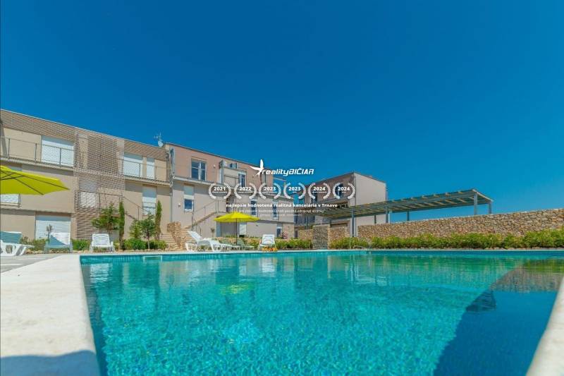 POVLJANA - dvojizbový apartmán D3 - 1. rad k moru - Rekreačný apartmán v Povljana s bazénom a lehátkami na ulici Povljana.