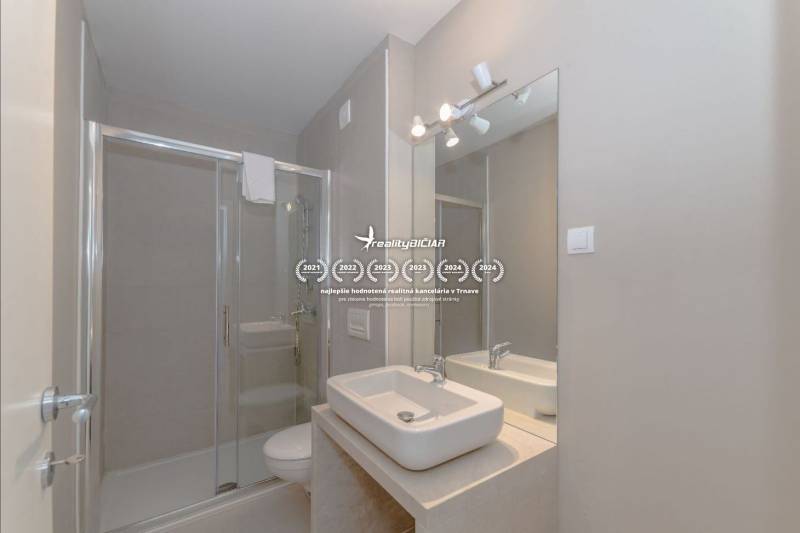 POVLJANA - dvojizbový apartmán D3 - 1. rad k moru - Kúpeľňa v rekreačnom apartmáne s umývadlom, sprchovacím kútom a veľkým zrkadlom.