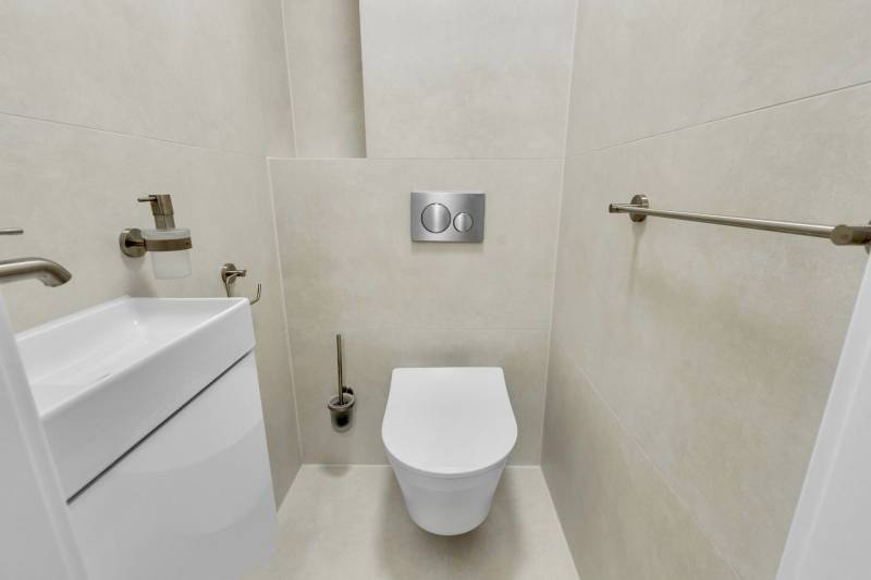 I Na predaj zrekonštruovaný 4i byt v Ružinove, Miletičova - Kúpeľňa v 4-izbovom byte so závesným WC a malým umývadlom.