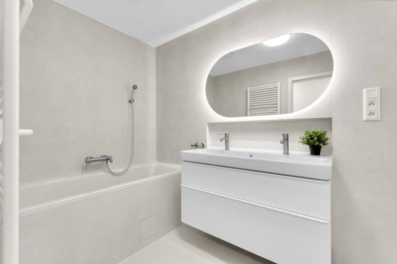 I Na predaj zrekonštruovaný 4i byt v Ružinove, Miletičova - Kúpeľňa so sprchou, dvojitým umývadlom a osvetleným zrkadlom v 4-izbovom byte.