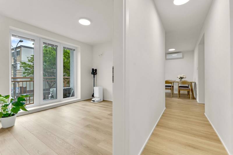 I Na predaj zrekonštruovaný 4i byt v Ružinove, Miletičova - Interiér 4-izbového bytu s podlahou s dreveným dekorom a presklenými dverami.