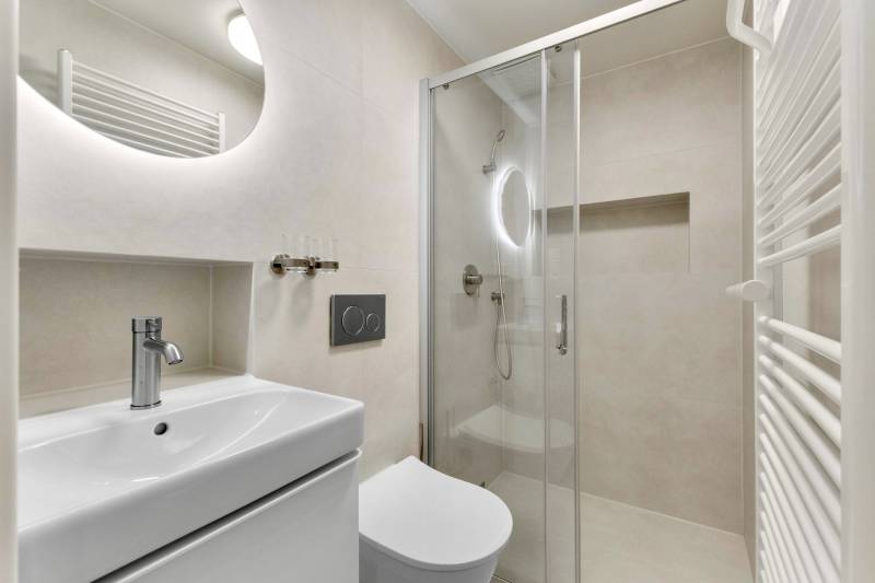 I Na predaj zrekonštruovaný 4i byt v Ružinove, Miletičova - Kúpeľňa so sprchovým kútom v 4-izbovom byte, umývadlom a toaletou.