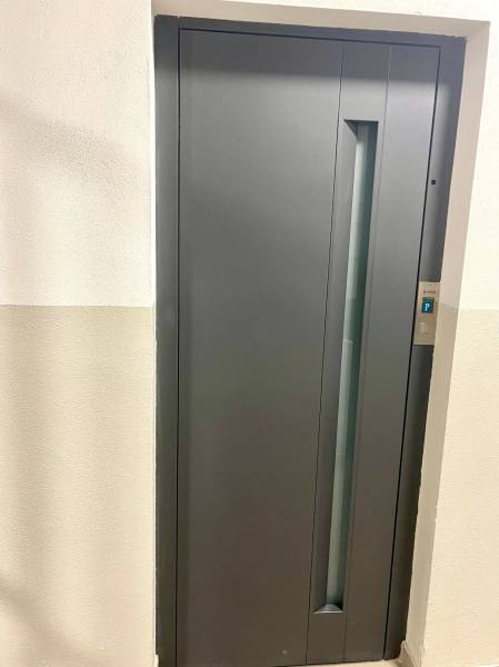 Predáj 1i čiastočne zrekonštruovaný byt s loggiou - Zatvorené dvere výťahu s jednoduchým dizajnom vo vnútri budovy.