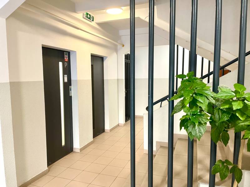 Predáj 1i čiastočne zrekonštruovaný byt s loggiou - Interiér bytového domu s výťahmi a schodiskom, vhodný pre 1-izbový byt.