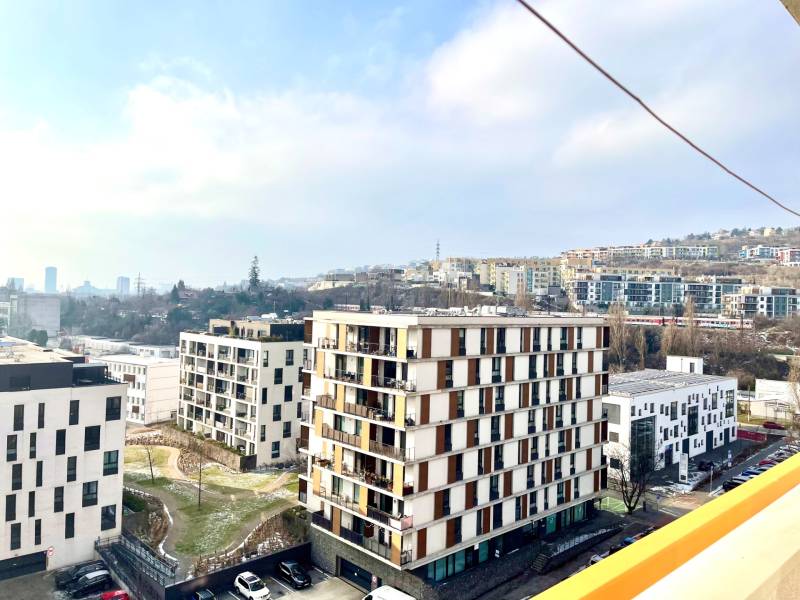 Predáj 1i čiastočne zrekonštruovaný byt s loggiou - Výhľad na bytové domy a krajinu v Bratislave - Novom Meste, Račianskej.