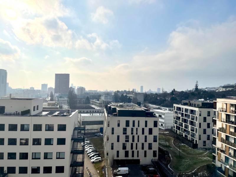 Predáj 1i čiastočne zrekonštruovaný byt s loggiou - Výhľad na bytové domy v Bratislave, Novom Meste na Račianskej ulici.