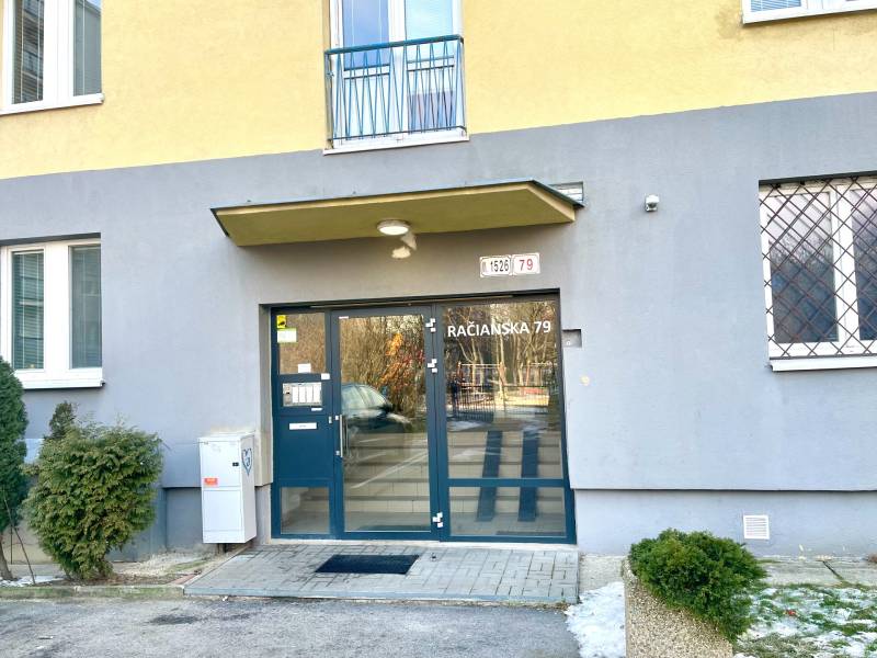 Predáj 1i čiastočne zrekonštruovaný byt s loggiou - Vchod na Račianskej ulici 79 v Bratislave s moderným preskleným vstupom.