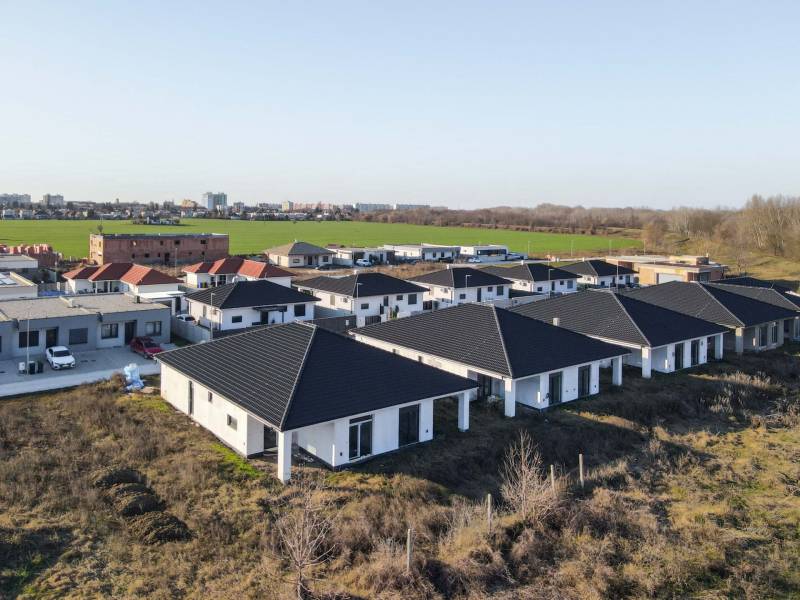 I PREDAJ novostavba 4i rodinného domu s terasou a záhradkou - Rodinné domy na Jabloňovej ulici v Šali s rovnými strechami obklopené zeleňou.