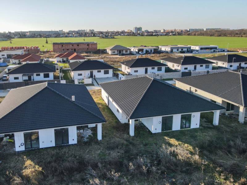 I PREDAJ novostavba 4i rodinného domu s terasou a záhradkou - Novostavby rodinných domov na Jabloňovej ulici v Šali obklopené zeleňou a otvoreným priestorom.