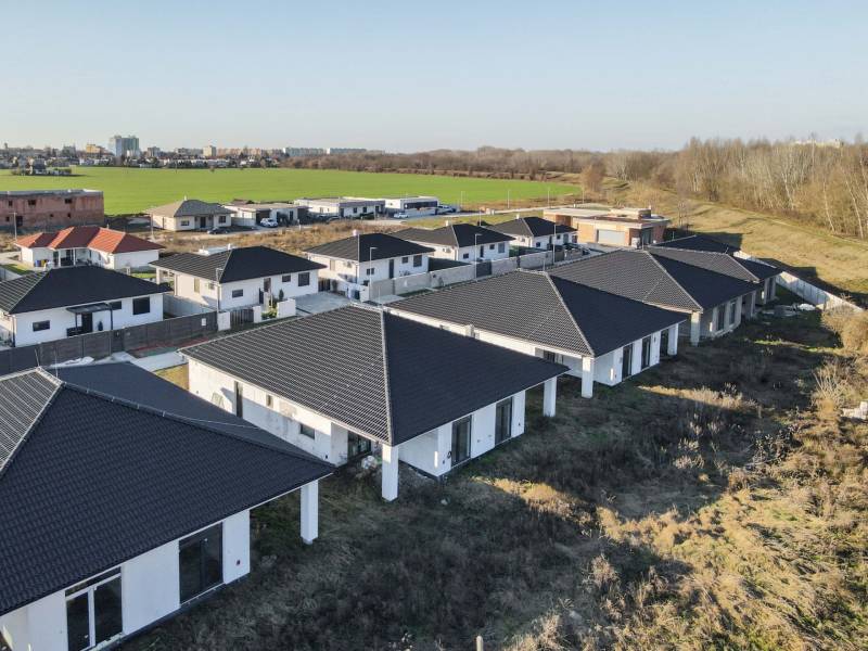 I PREDAJ novostavba 4i rodinného domu s terasou a záhradkou - Nové rodinné domy na Jabloňovej ulici v Šali, obklopené trávnatými plochami a prírodou.