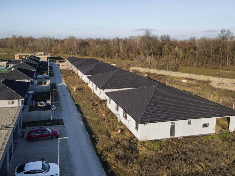 I PREDAJ novostavba 4i rodinného domu s terasou a záhradkou - Rodinné domy na Jabloňovej ulici v Šali obklopené zeleňou a príjazdovou cestou.