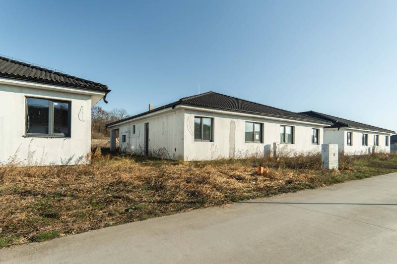 I PREDAJ novostavba 4i rodinného domu s terasou a záhradkou - Rodinné domy na Jabloňovej ulici v Šali so zeleným predpolím a asfaltovou cestou.