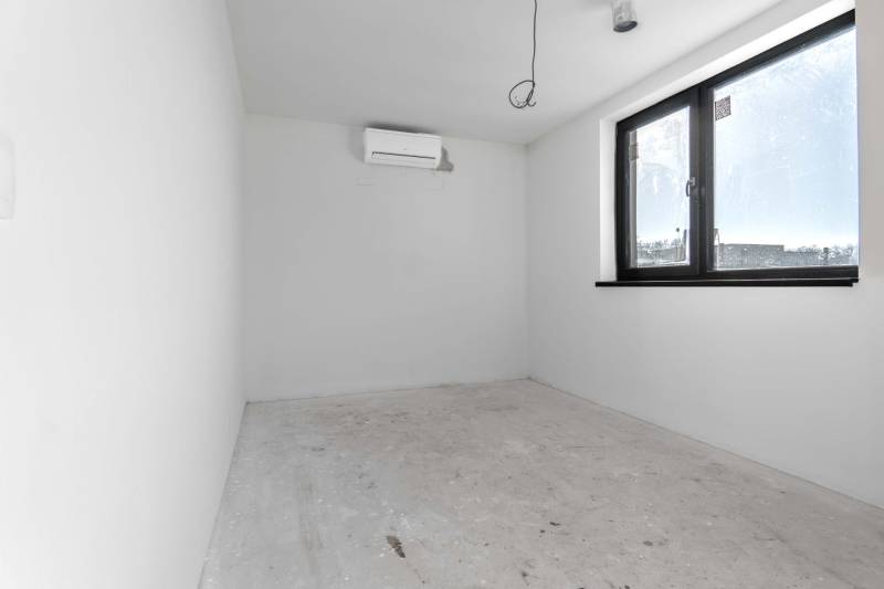 I NA PREDAJ 4i rodinný dom s veľkým pozemkom v Galante - ### Popis

Miestnosť v rodinnom dome s bielymi stenami, oknom a klimatizáciou.