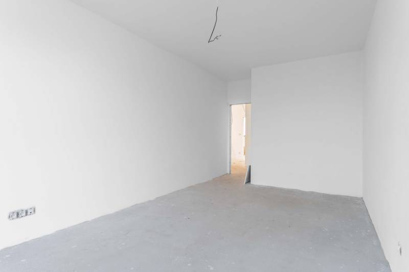 I NA PREDAJ 4i rodinný dom s veľkým pozemkom v Galante - Nezariadená miestnosť so sivou podlahou v Rodinnom dome.