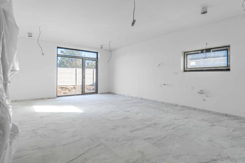 I NA PREDAJ 4i rodinný dom s veľkým pozemkom v Galante - Priestranná miestnosť s veľkými oknami a dlažbou v rodinnom dome.