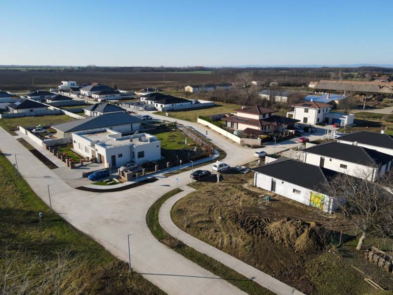 I NA PREDAJ 4i rodinný dom s veľkým pozemkom v Galante - Letecký pohľad na rodinné domy v Galante, obklopené prírodou a zeleňou.