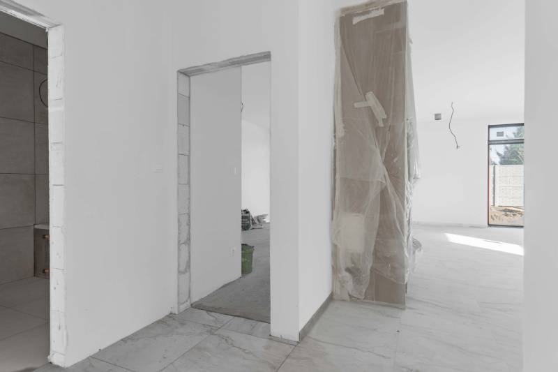 I NA PREDAJ 4i rodinný dom s veľkým pozemkom v Galante - Interiér rodinného domu s rozdelenými miestnosťami a svetlými stenami, viditeľný prechodový otvor.