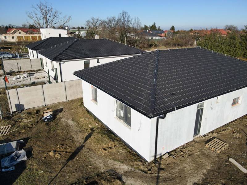 I NA PREDAJ 4i rodinný dom s veľkým pozemkom v Galante - Rodinný dom v Galante s čiernou strechou, bez úpravy pozemku.