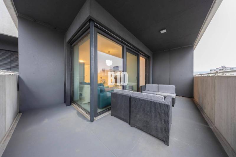 TEHELNÉ POLE | 1-izbový byt s priestrannou terasou - Terasa s pohodlným záhradným nábytkom, súčasť 1-izbového bytu v Bratislave III na Bajkalskej.