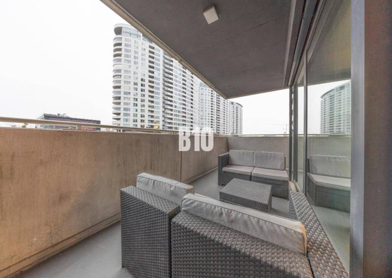 TEHELNÉ POLE | 1-izbový byt s priestrannou terasou - Balkón s ratanovým nábytkom v 1-izbovom byte na Bajkalskej, Bratislava III.