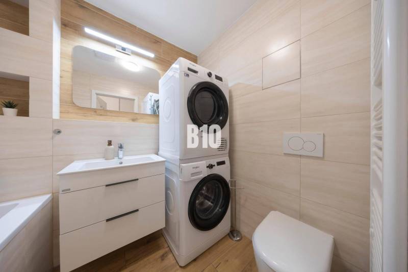 TEHELNÉ POLE | 1-izbový byt s priestrannou terasou - Kúpeľňa s práčkou a sušičkou, umývadlom a toaletou v 1-izbovom byte.