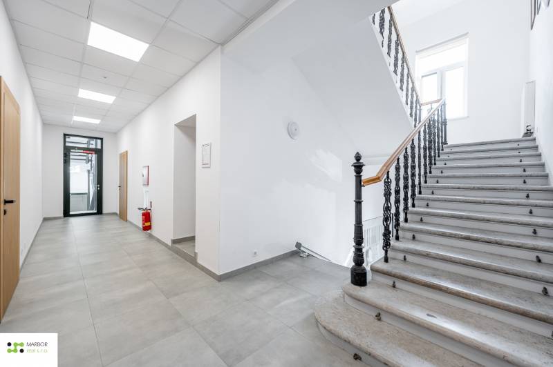 Na prenájom  plne zariadený apartmán na Južnej triede 44, Košice - Interiér s kamenným schodiskom a chodbou.