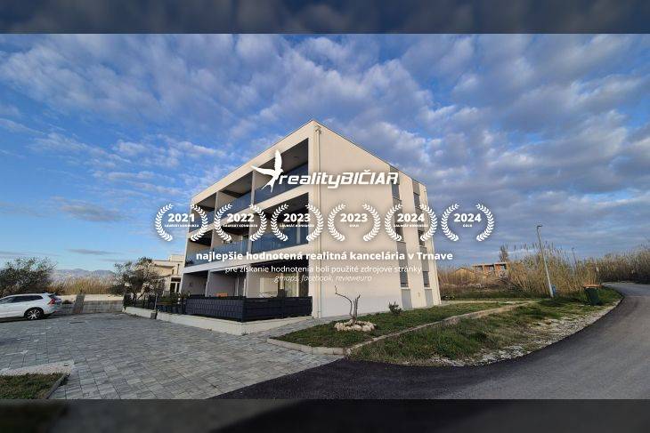  ZUKVE/VRSI - dvojizbový apartmán - 130 m od mora - Rekreačný apartmán pri ulici Zukve v meste Vrsi s parkovacími miestami pred budovou.