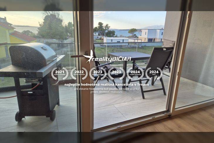  ZUKVE/VRSI - dvojizbový apartmán - 130 m od mora - Otvorená terasa s grilom a posedením v rekreačnom apartmáne na Zukve, Vrsi.