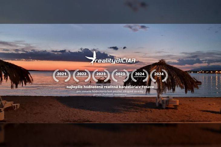  ZUKVE/VRSI - dvojizbový apartmán - 130 m od mora - Fotografia prezentuje plážový večer s palmami a oceňovaním realitnej kancelárie Reality BICIAŇ.