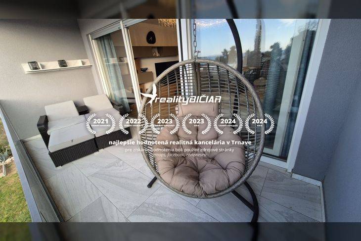  ZUKVE/VRSI - dvojizbový apartmán - 130 m od mora - Oddychová terasa rekreačného apartmánu s okrúhlym hojdacím kreslom a ratanovým sedením.