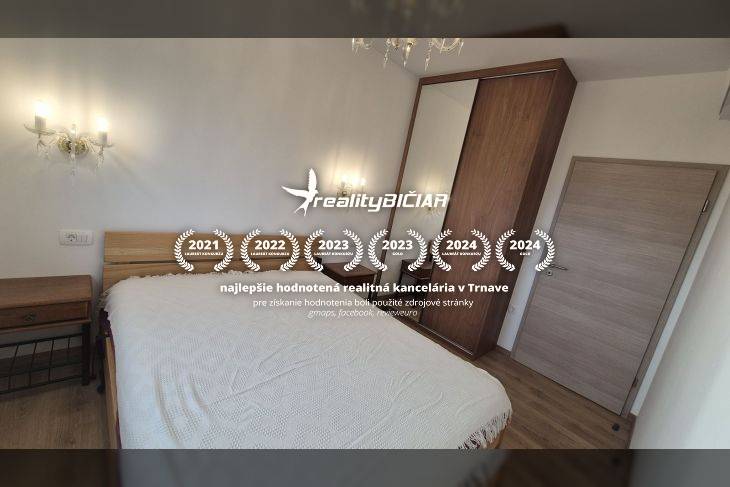  ZUKVE/VRSI - dvojizbový apartmán - 130 m od mora - Rekreačný apartmán s pohodlnou posteľou a podlahou s dreveným dekorom, osvetlený nástennými lampami.