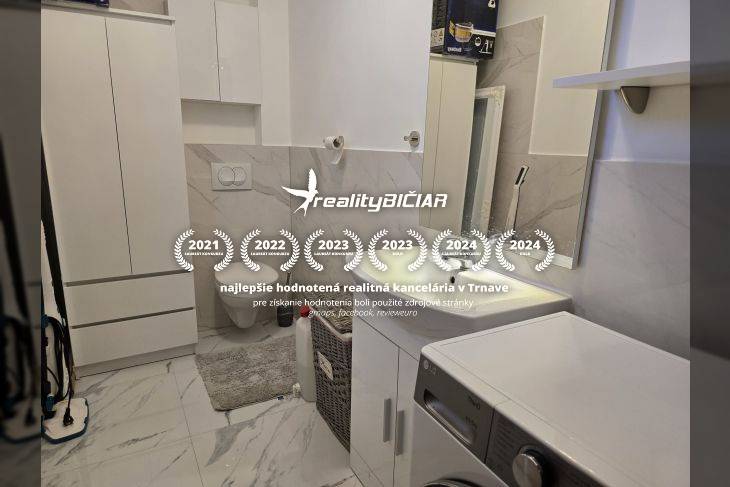  ZUKVE/VRSI - dvojizbový apartmán - 130 m od mora - Kúpeľňa v rekreačnom apartmáne s práčkou a mramorovým dekorom stien.